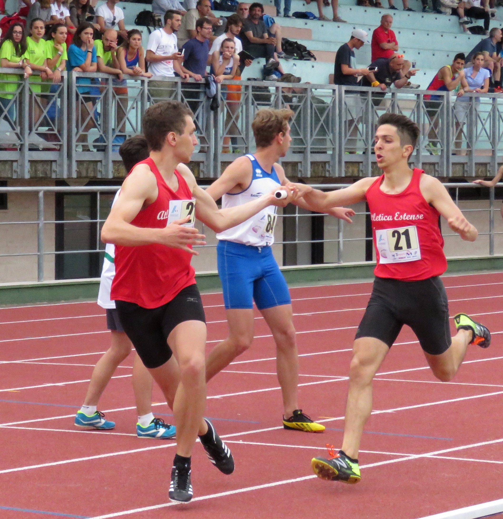 Cambio 4x400m Forlì tra Carlini e Massarenti